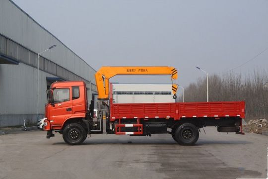 點擊查看詳細(xì)信息<br>標(biāo)題：6.3噸東風(fēng)180馬力隨車吊 閱讀次數(shù)：2027