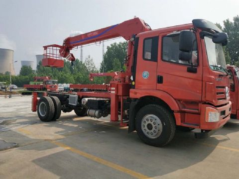 點擊查看詳細(xì)信息<br>標(biāo)題：6.3噸大運隨車吊 閱讀次數(shù)：2038